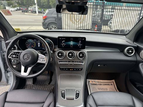 Used 2021 Mercedes-Benz GLC 300 4MATIC w/ Premium Package image 21