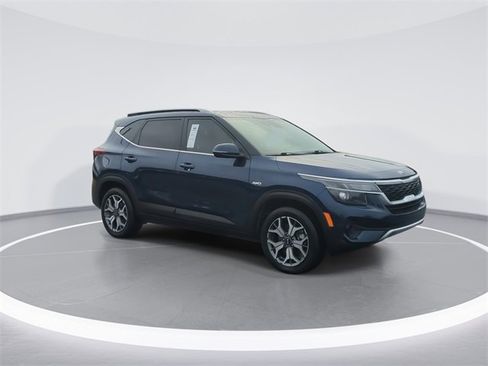 Used 2021 Kia Seltos EX image 2