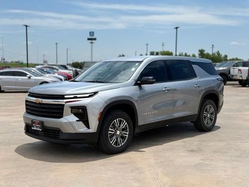Used 2024 Chevrolet Traverse LS FWD image 3