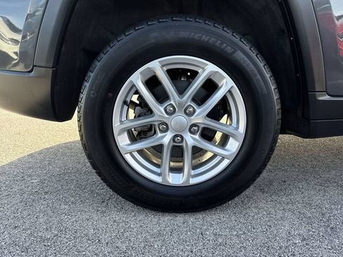 Used 2023 Jeep Grand Cherokee Laredo w/ Luxury Tech Group I AWD/4WD image 32