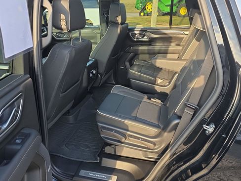Used 2024 GMC Yukon SLT w/ SLT Luxury Package image 31