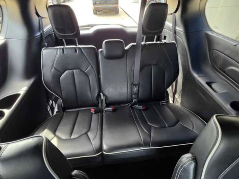 Used 2025 Chrysler Pacifica Limited FWD image 21