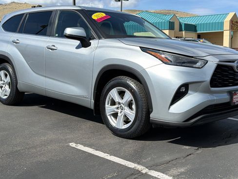 Used 2023 Toyota Highlander LE image 1