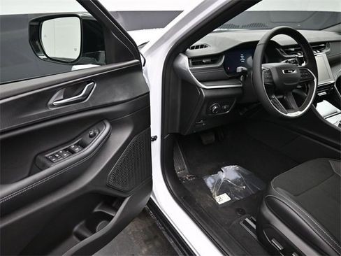 New 2025 Jeep Grand Cherokee Altitude image 11