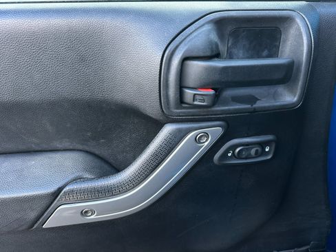 Used 2015 Jeep Wrangler Unlimited Sahara w/ Connectivity Group image 10