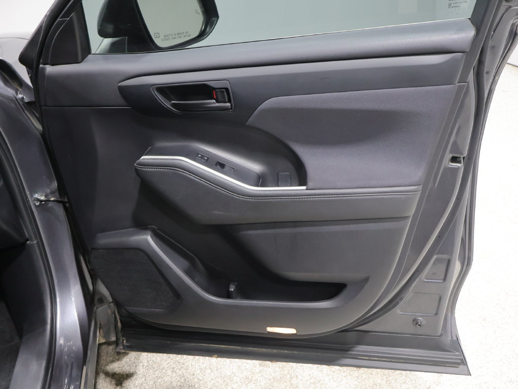 Used 2024 Toyota Highlander LE FWD image 23