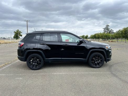 Used 2023 Jeep Compass Latitude AWD/4WD image 4