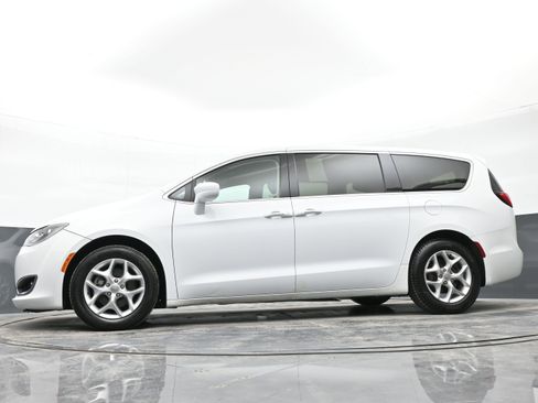 Used 2018 Chrysler Pacifica Touring Plus w/ Tire & Wheel Group image 46