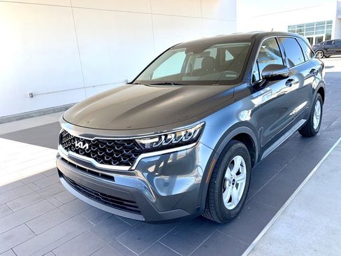 Used 2022 Kia Sorento LX image 1