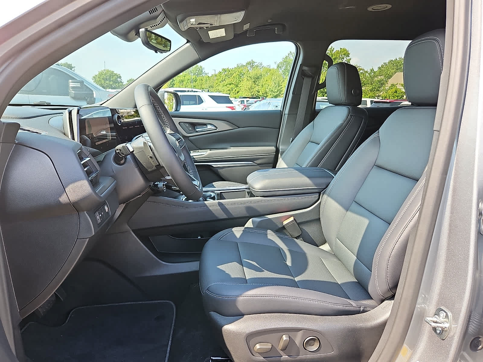New 2027 Chevrolet Traverse LT w/ Driver Confidence Package FWD image 12