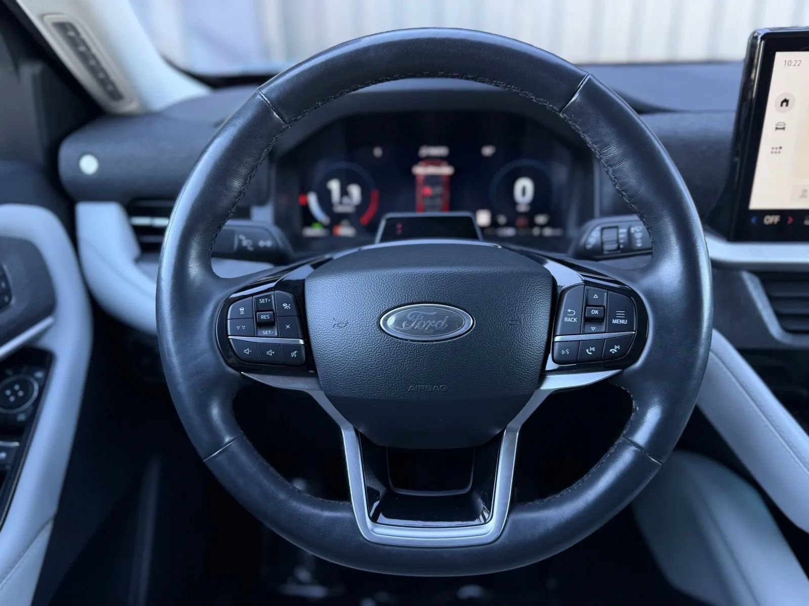 Used 2025 Ford Explorer Platinum w/ LUX Leather Package AWD/4WD image 2