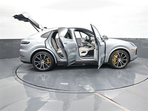 Used 2022 Porsche Cayenne Turbo image 32