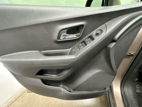 Used 2018 Chevrolet Trax LS FWD image 14