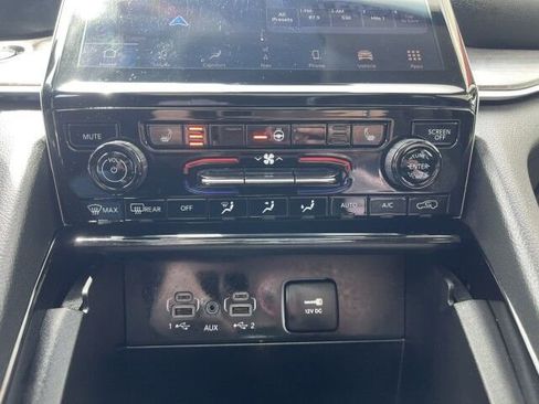 Used 2023 Jeep Grand Cherokee Limited w/ Black Appearance Package AWD/4WD image 26