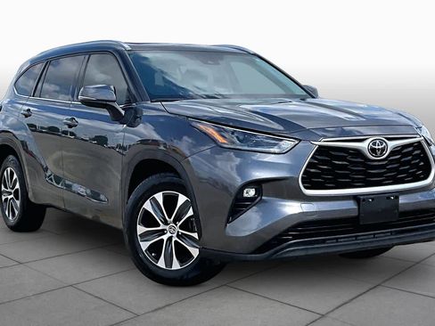 Used 2021 Toyota Highlander XLE FWD image 3