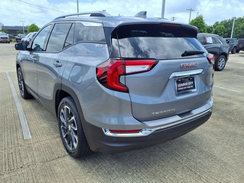 Used 2024 GMC Terrain SLT FWD image 2