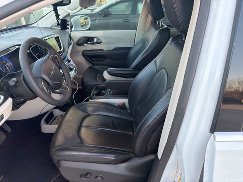 Used 2022 Chrysler Pacifica Touring-L image 5