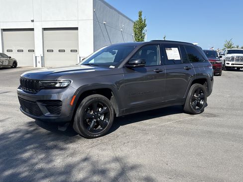 Used 2023 Jeep Grand Cherokee Altitude AWD/4WD image 5