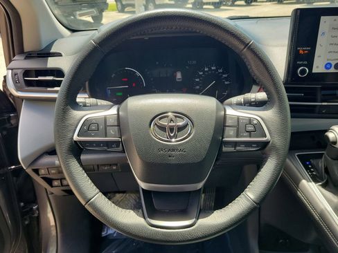 Used 2025 Toyota Sienna XLE FWD image 25