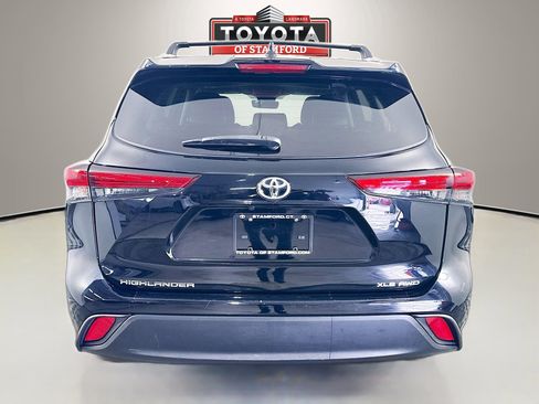 Used 2023 Toyota Highlander XLE AWD/4WD image 6