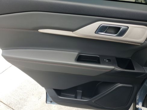 Used 2025 Ford Explorer Active RWD image 16