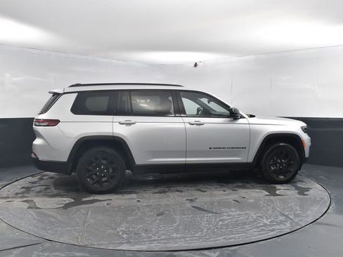 Used 2024 Jeep Grand Cherokee L Laredo image 11