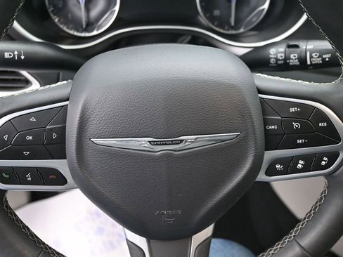 Used 2023 Chrysler Pacifica Touring-L FWD image 19
