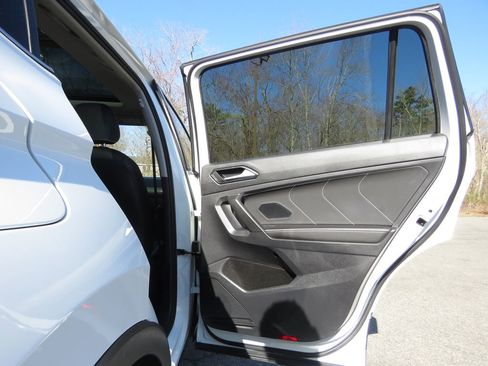 Used 2022 Volkswagen Tiguan SE AWD/4WD image 15
