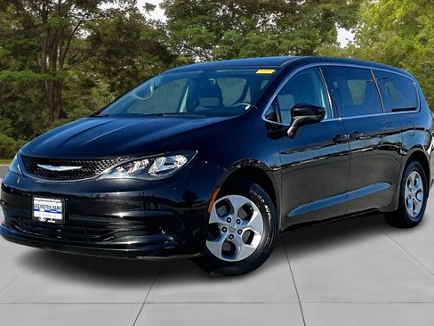 Used 2017 Chrysler Pacifica LX w/ Tire & Wheel Group image 3