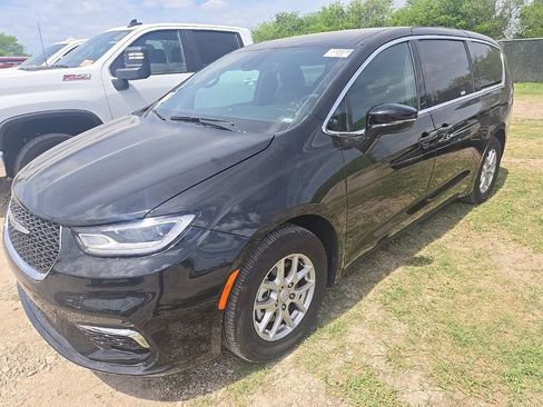 Used 2026 Chrysler Pacifica Select image 1