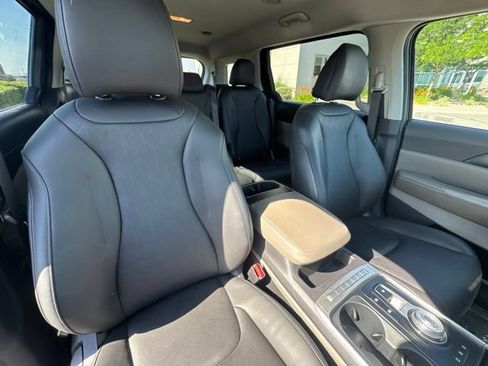 Used 2026 Kia Carnival LXS FWD image 23