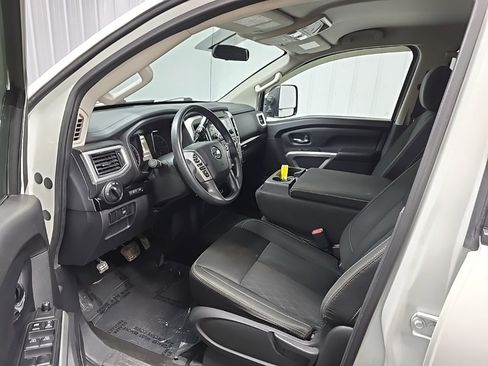 Used 2018 Nissan Titan SV image 28