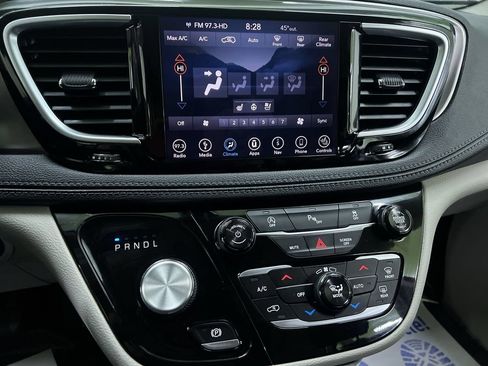 Used 2018 Chrysler Pacifica Limited FWD image 23