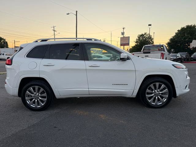 Used 2017 Jeep Cherokee Overland w/ Technology Group AWD/4WD image 4