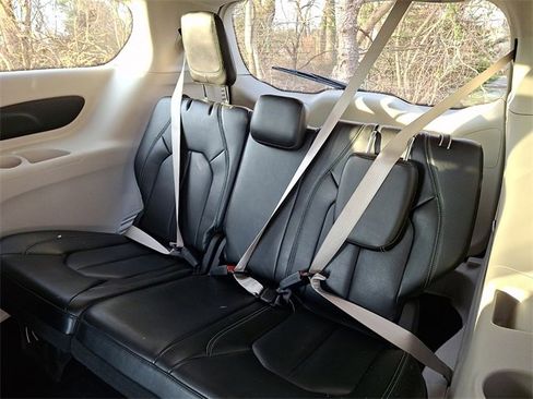 Used 2023 Chrysler Pacifica Touring-L image 11