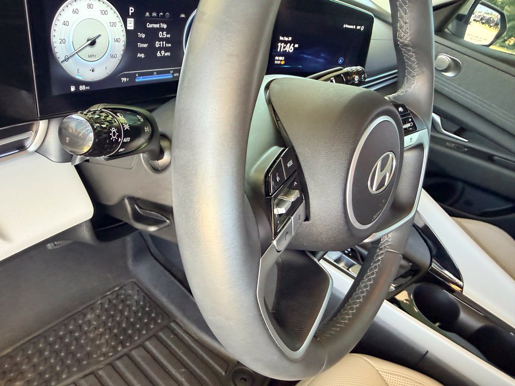 Used 2025 Hyundai Elantra Limited FWD image 21