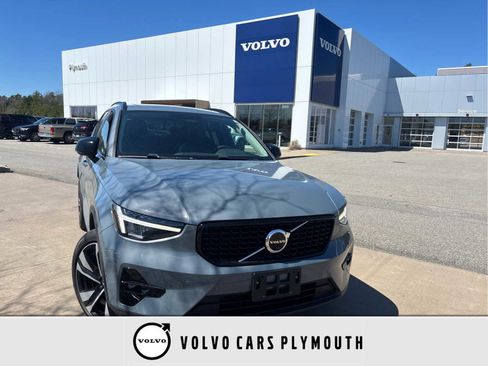 Used 2023 Volvo XC40 B5 Plus w/ Driver Assist Package AWD/4WD image 1