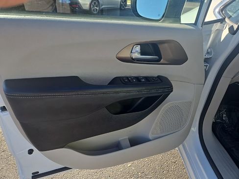 Used 2023 Chrysler Voyager LX image 9