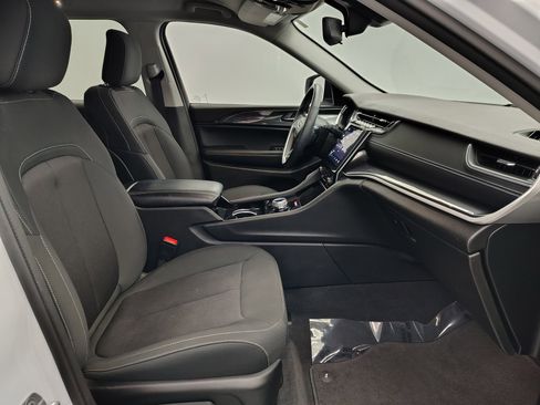 Used 2022 Jeep Grand Cherokee Laredo w/ Luxury Tech Group I image 26