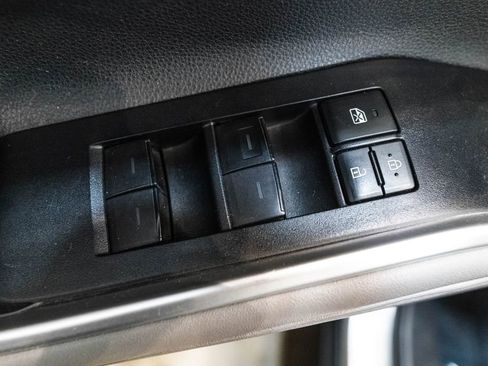 Used 2020 Toyota Highlander XLE AWD/4WD image 21