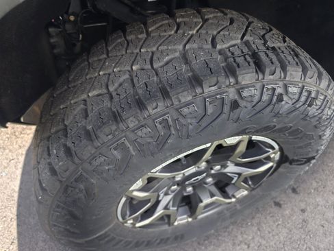 Used 2024 Chevrolet Colorado ZR2 w/ Technology Package AWD/4WD image 11