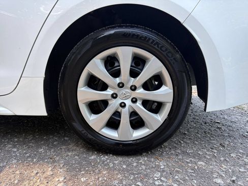 Used 2025 Toyota Corolla LE FWD image 28