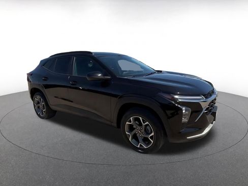 Used 2025 Chevrolet Trax LT image 2