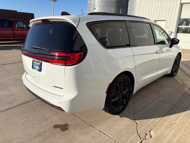 Used 2025 Chrysler Pacifica Limited FWD image 4