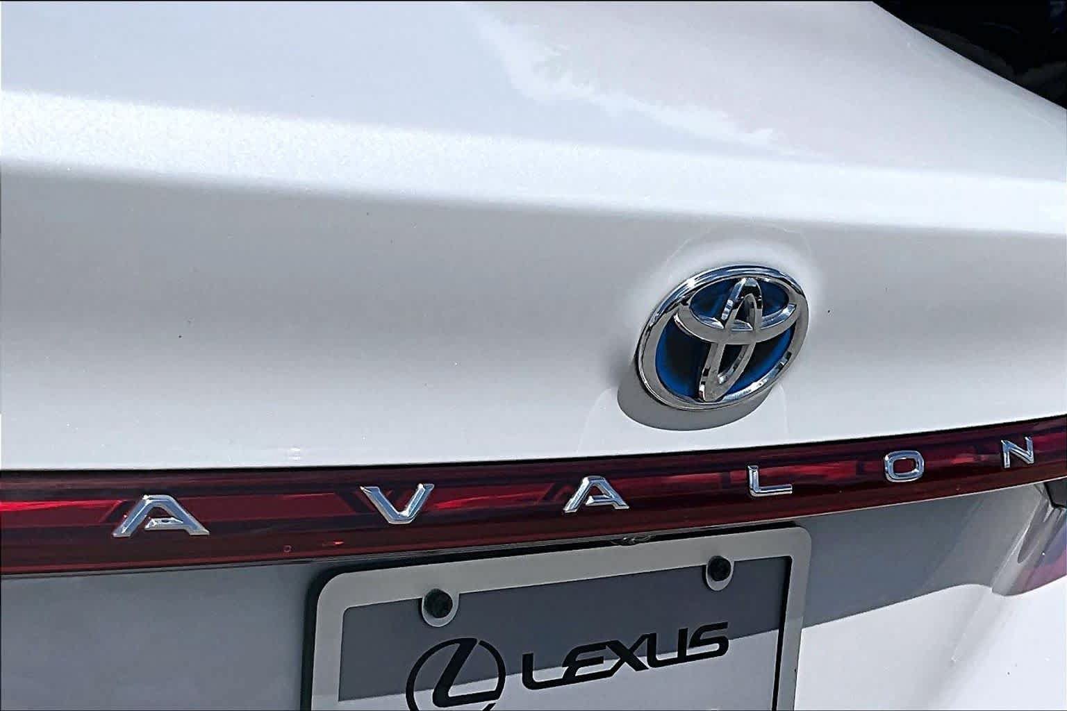 Used 2019 Toyota Avalon Limited FWD image 31