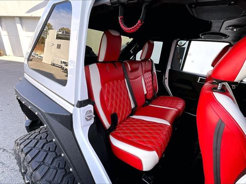 Used 2018 Jeep Wrangler Unlimited Sahara w/ Uconnect 4C Nav & Sound Group image 19