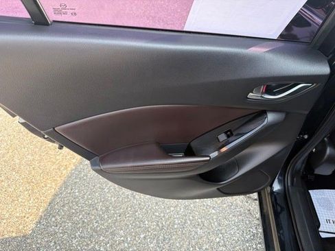 Used 2018 MAZDA MAZDA3 Touring FWD image 14