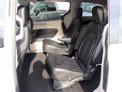 Used 2024 Chrysler Pacifica Touring-L FWD image 12