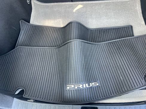Used 2021 Toyota Prius L Eco FWD image 27