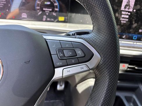 Used 2025 Volkswagen Tiguan SE R-Line image 18